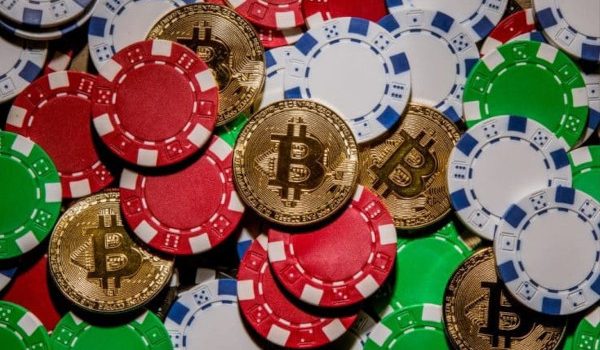 illustration monnaie pour casino avec jetons de casino et pièce bitcoin